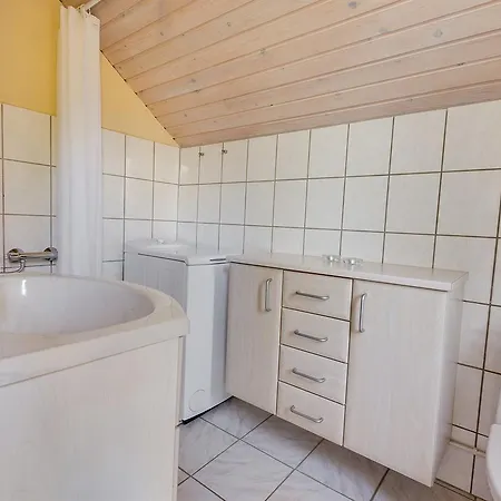 Three-bedroom Holiday In * Халс